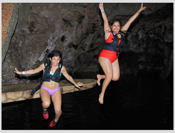 mujeres saltando a un cenote