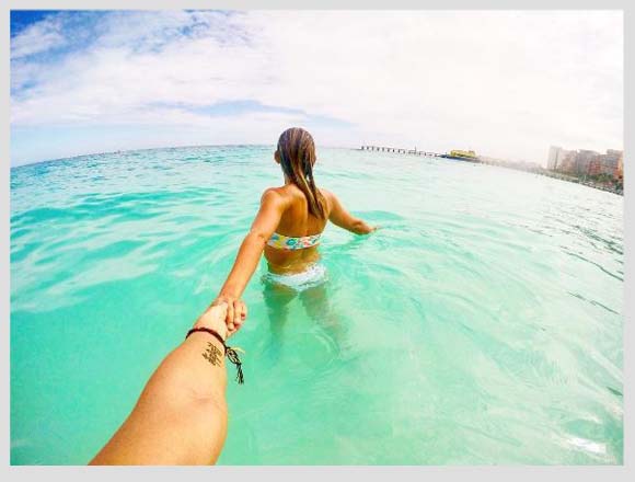 couple-traveling-beach