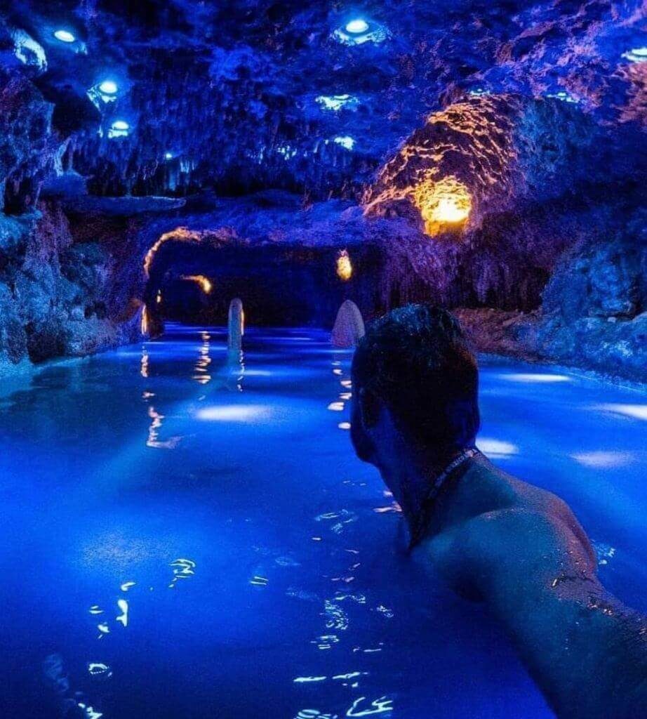 Nada en un laberinto subterráneo en Xenses, Riviera Maya.