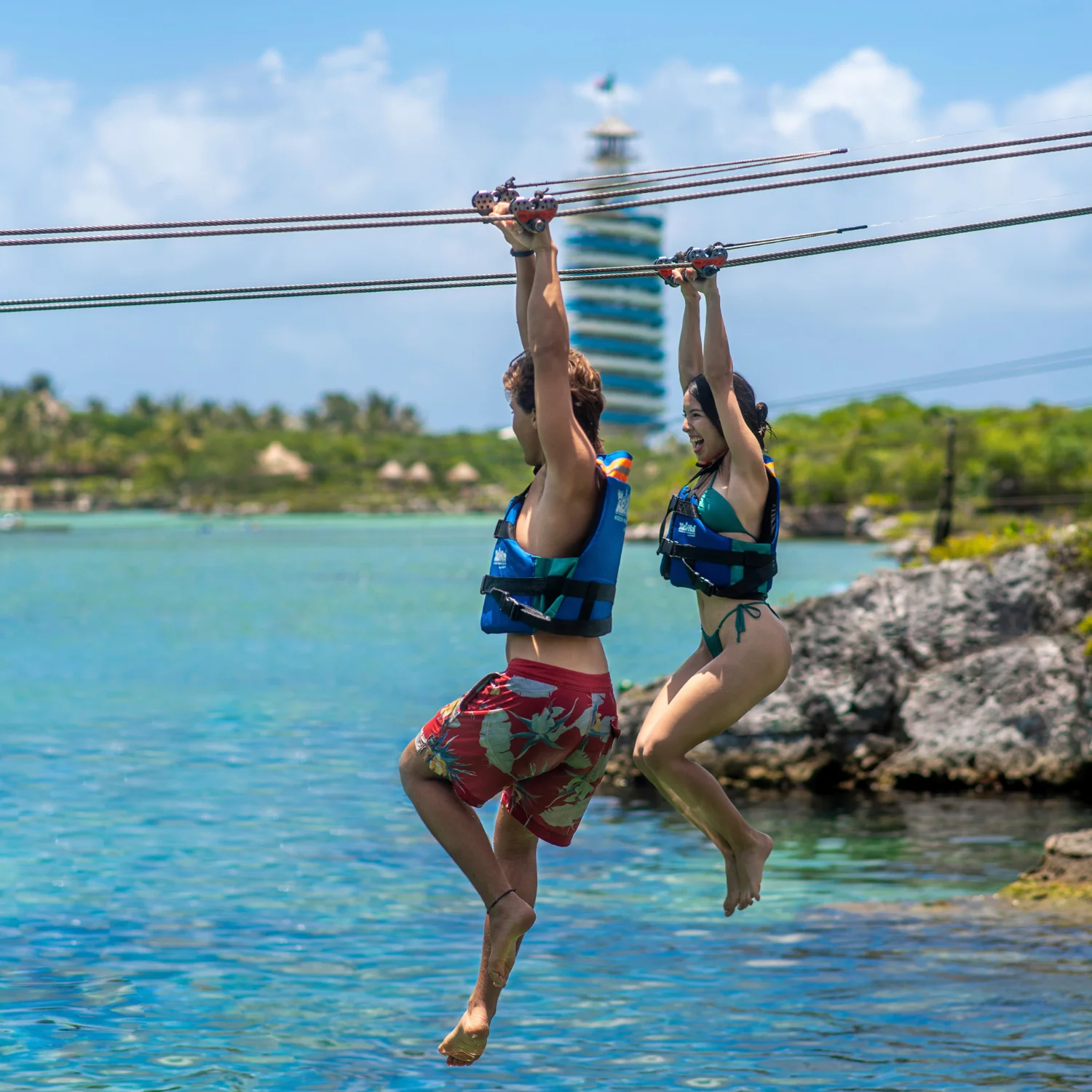 Personas lanzándose de tirolesas en Mundo de Aventura en Xel-Há