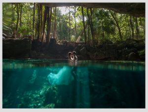 pareja en sesion de fotos de boda dentro de cenote