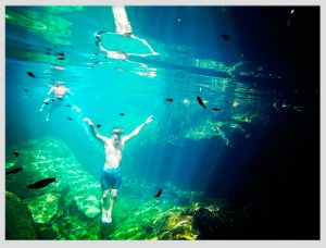 hombre sumergido en agua