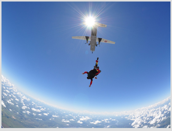 persona saltando con paracaídas