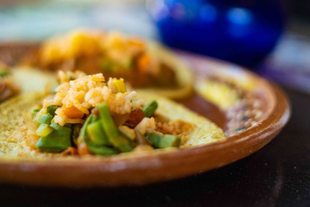 tacos de guisado con arroz y aguacate