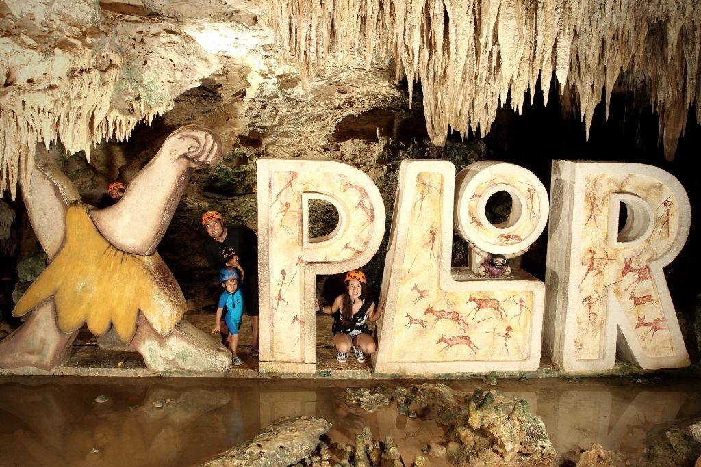 familia en letrero de xplor