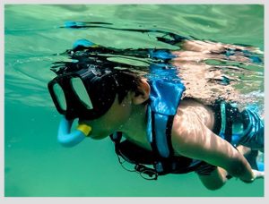 niño haciendo snorkel