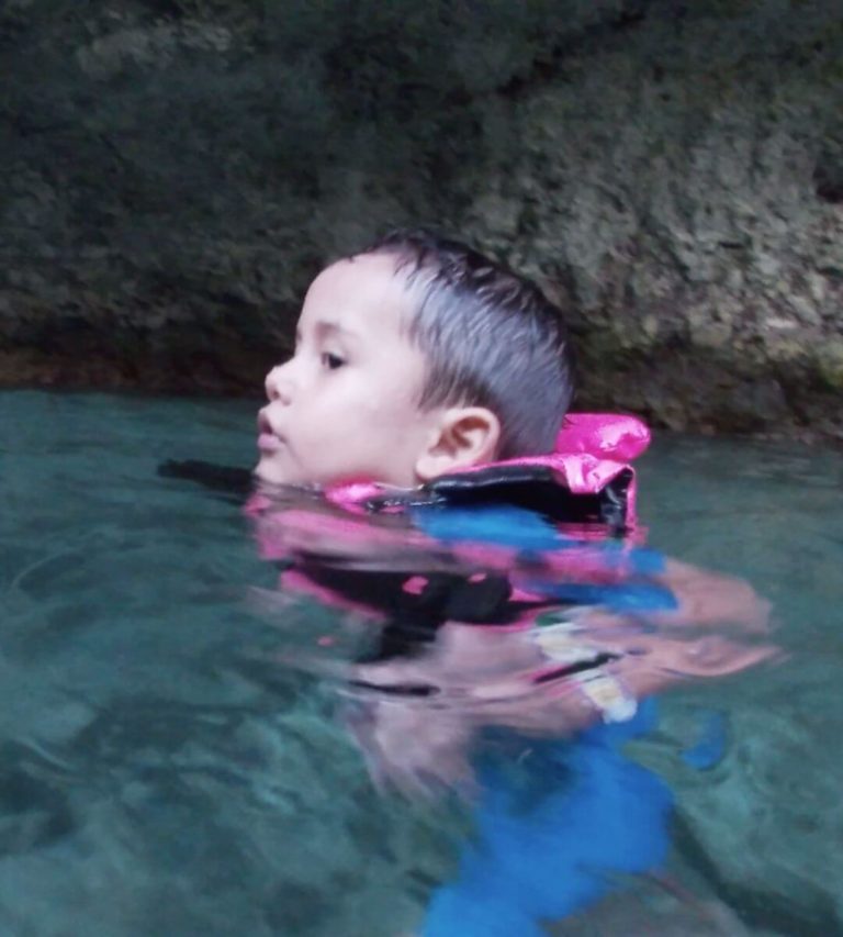 Tips for swimming in the rivers of Xcaret with your children-child floting-water-of-river