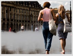 mujeres paseando junto a una fuente