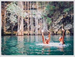 pareja nadando en un cenote