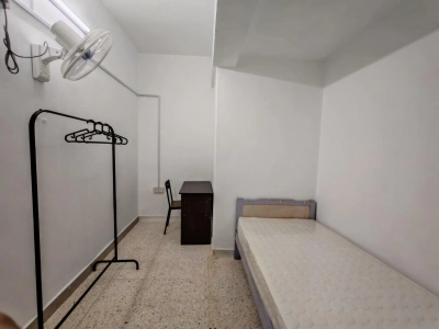 Room 4 RM300 @ 1st floor Shop Apartment, Seksyen 7, Shah Alam