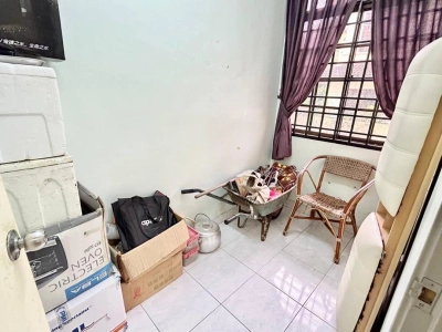 超值角头双层排屋出售！** Desa Tebrau保安区，5+1房4卫，地大46x90，仅售RM1.1M（银行估价匹配）！
