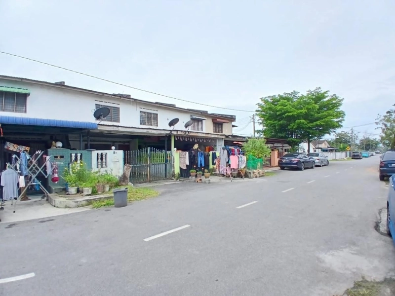 2 storey house - Taman Intan (Taman Seri Dahlia) @ Kapar - Sale below bank value Rm40k