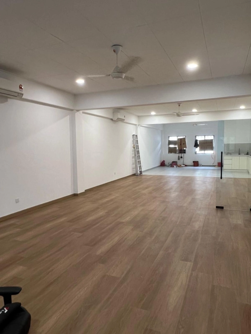 Renovated End lot 1st floor Office - Taman Puncak Jalil @ Seri Kembangan - Ready unit