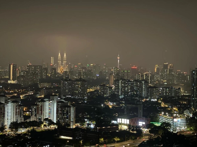 Lakeville Residence @ Taman Wahyu, KL - Level 31 Big balcony with KLCC & KL Tower view & Sale below bank value Rm140k