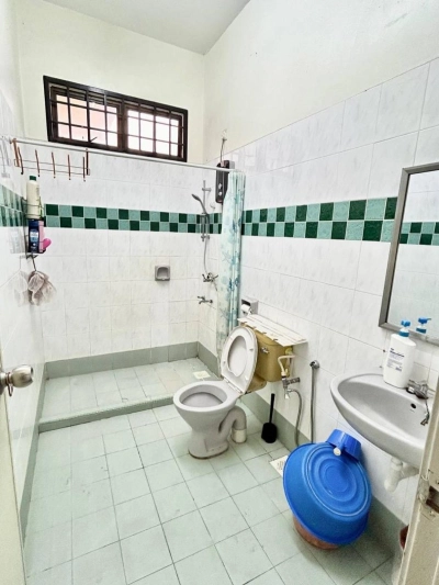 超值角头双层排屋出售！** Desa Tebrau保安区，5+1房4卫，地大46x90，仅售RM1.1M（银行估价匹配）！