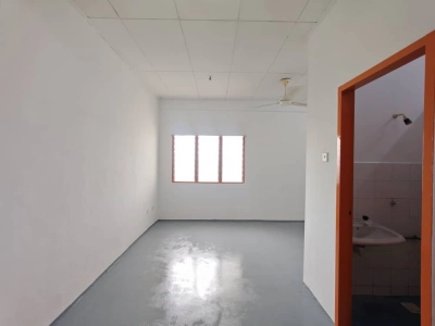Pangsapuri Sri Ayu @ Bandar Putera , KLANG-Block B3 Tingkat 4 top floor-Ready Now