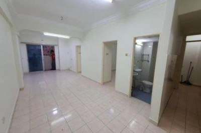 Well Kept Unit Red Ruby Apartment Seri Kembangan For Sale