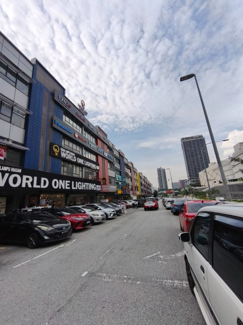 4 Storey Shop Lot THE EARTH Bukit Jalil, CORNER Lot, Premier Loaction, Facing MAIN ROAD