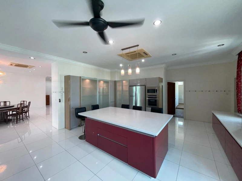 Luxury Renovated Condo at Gurney Palace, Gurney Drive