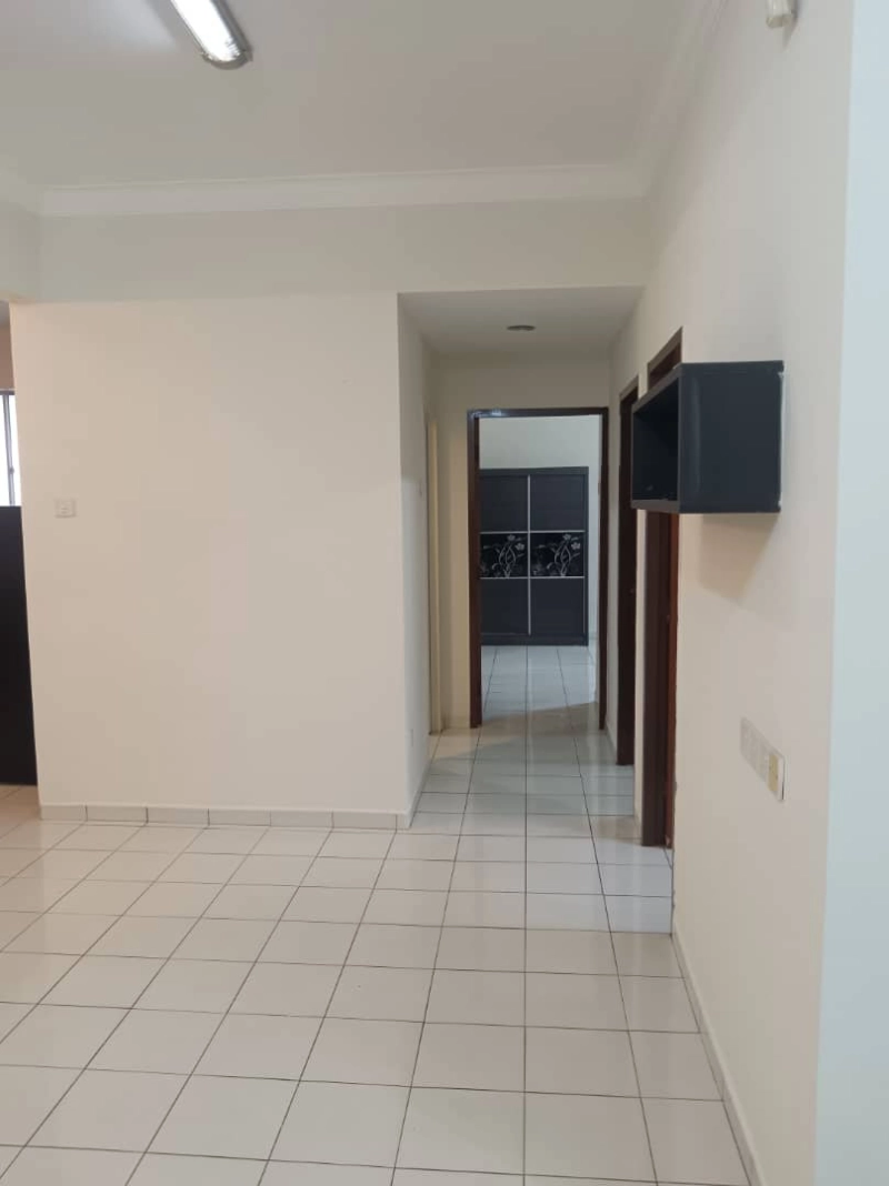 Putra Place Bayan Lepas 1000sf Furnished Pool View Queensbay Mall area
