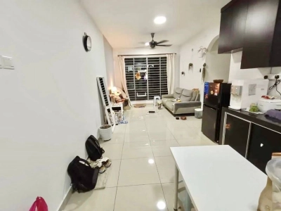 ARC @ Austin Hills 2-Bed Freehold UARC Austin Hills 🔥 全Austin唯一一间可以做到0头期的现成公寓 😍 走路下来就有 Pasar Pagi 还可以避开主要塞车路段 5分钟直接抵达Austin 南阳街 & Austin Height 💫  For Sale  📍ARC @ Austin Hill , Taman Daya , Jalan Sagu , Block B Low Floor nit – Below Bank Value RM300K