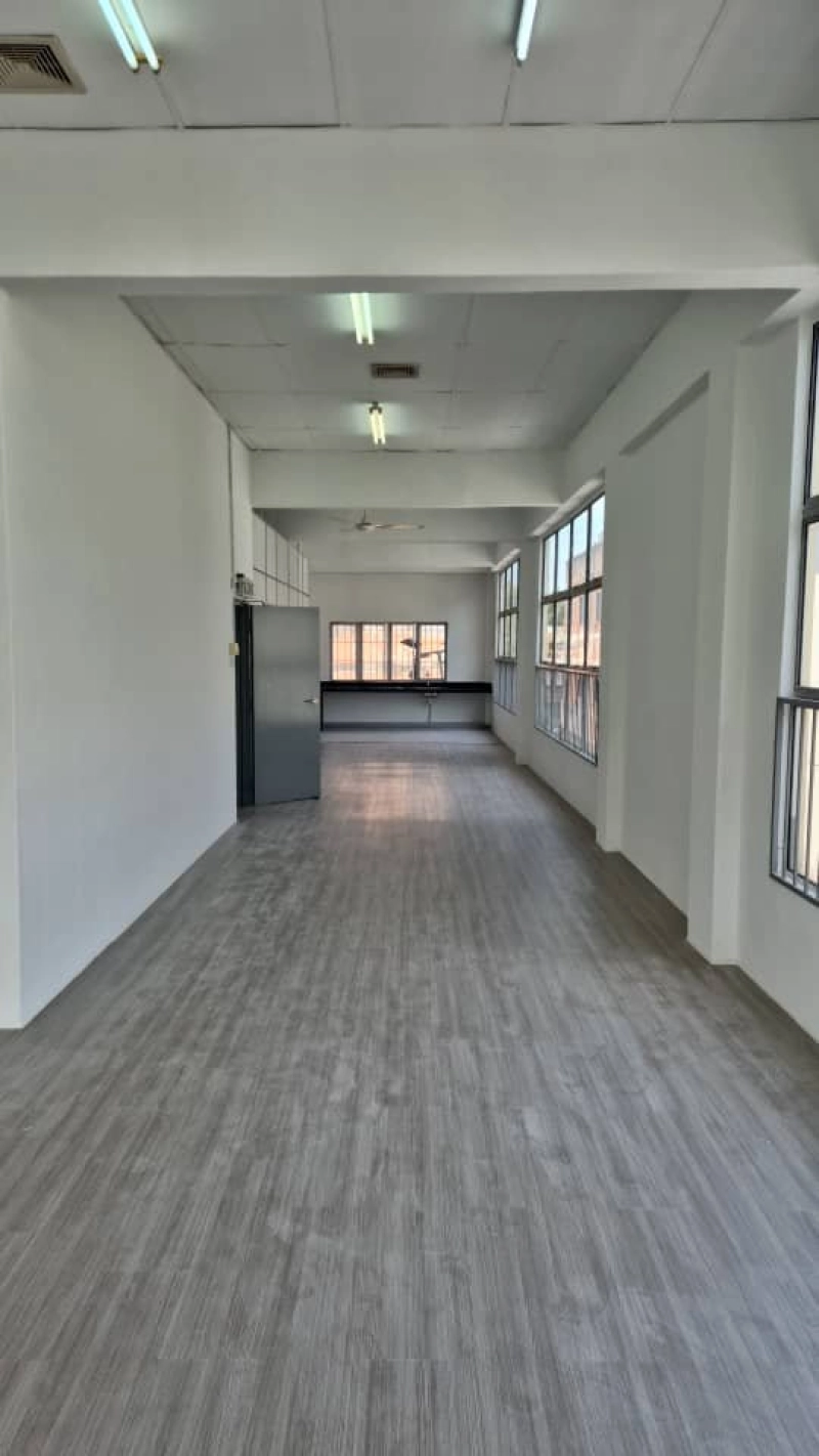 Renovated Corner 2nd floor Shop Office-Taman Bayu Perdana @ Klang-Ready Now