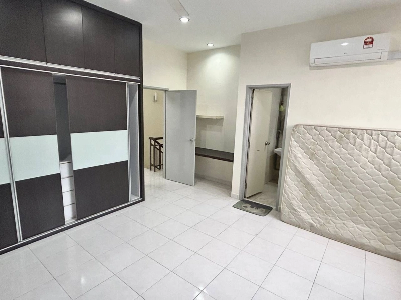 For Rent: Spacious 4BR 2-Storey Terrace House in Gated Bukit Indah – RM2800 Near Tuas & Second Link. (Call/WhatsApp)出租：武吉英达围篱保安4房双层排楼 – RM2800 近大士第二通道