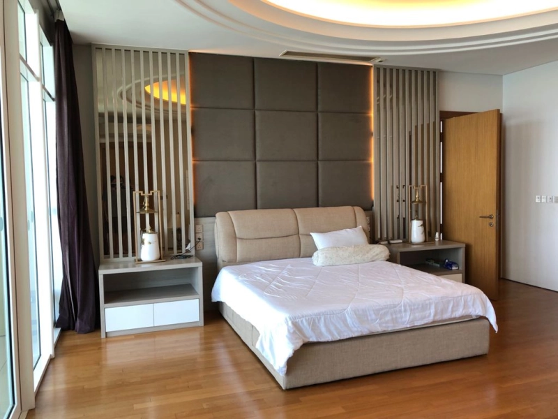 8 Gurney | Luxury Seafront Condo
