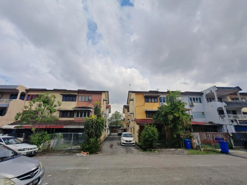End lot 3 storey house - Taman Sri Muda @ Seksyen 25 , Shah Alam - Sale below bank value Rm52k