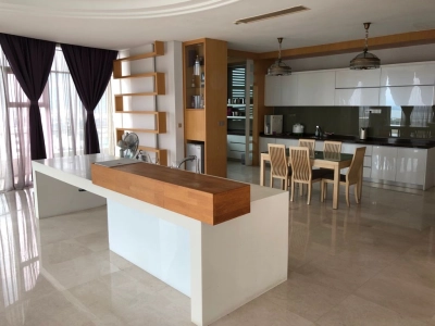 8 Gurney | Luxury Seafront Condo