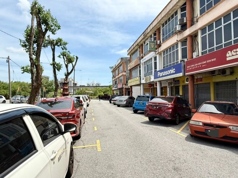 First Floor Office Unit for sale or rent at Jalan Tengku Badar Taman Aur, Pelabuhan Klang , Selangor
