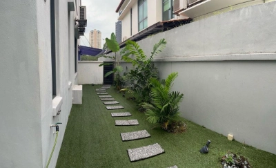 3 Storey Detached House - The Residence @ Mont Kiara - Private pool & garden