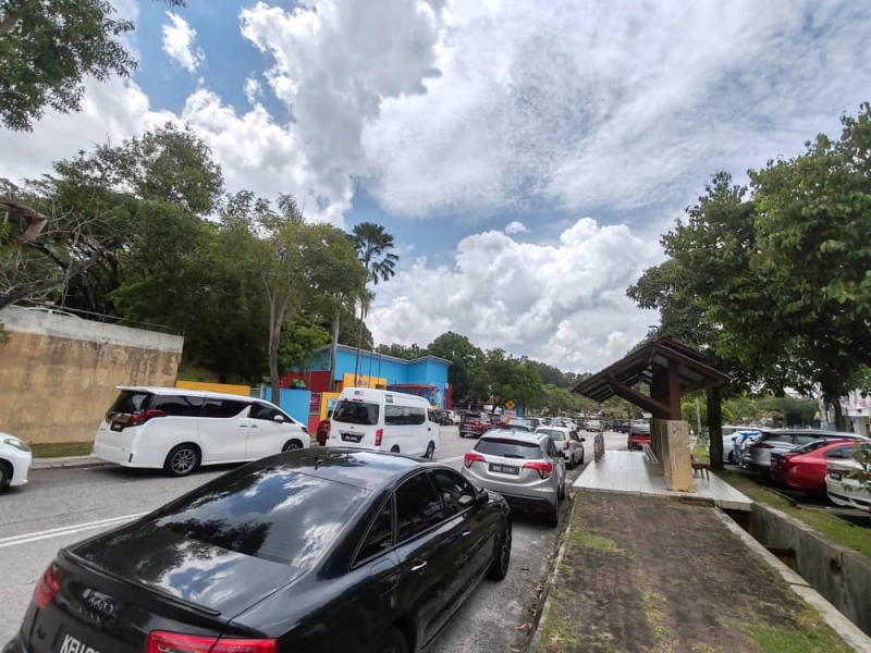Shah Alam Seksyen 13 2 tingkat kedai corner untuk pembeli bumiputra sahaja.