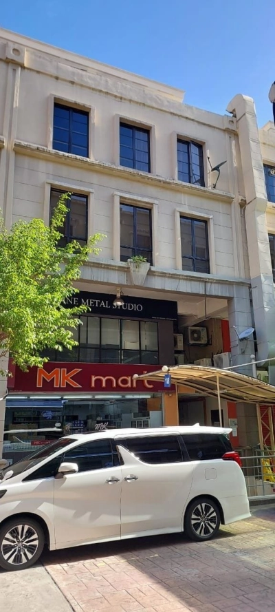 3.5 storey Shop Office-Plaza Damas @ Taman Sri Hartamas, KL-Sale below bank value Rm500k