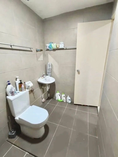 ARC @ Austin Hills 2-Bed Freehold UARC Austin Hills 🔥 全Austin唯一一间可以做到0头期的现成公寓 😍 走路下来就有 Pasar Pagi 还可以避开主要塞车路段 5分钟直接抵达Austin 南阳街 & Austin Height 💫  For Sale  📍ARC @ Austin Hill , Taman Daya , Jalan Sagu , Block B Low Floor nit – Below Bank Value RM300K