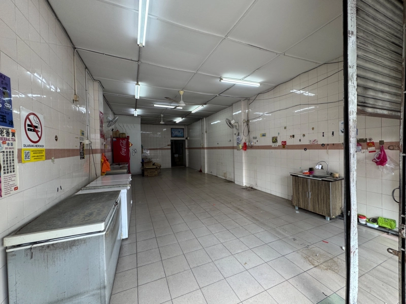 Prime Shop in Pusat Bandar Rawang town for Rent, walk to KTM station