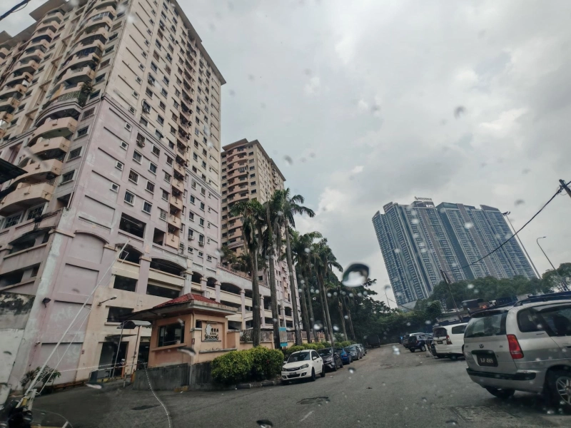 Sri Gotong Apartment @ Batu Caves - near KTM - Blok B level 5 - Ready Now