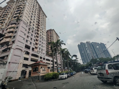 Sri Gotong Apartment @ Batu Caves - near KTM - Blok B level 5 - Ready Now