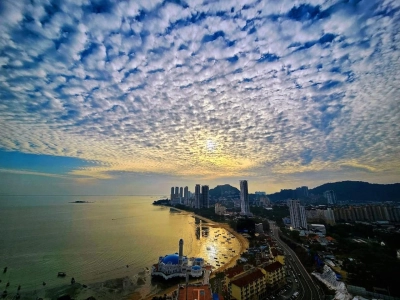 Twin Towers Cheapest unit nice sea view at Tanjung Bunga For Sale