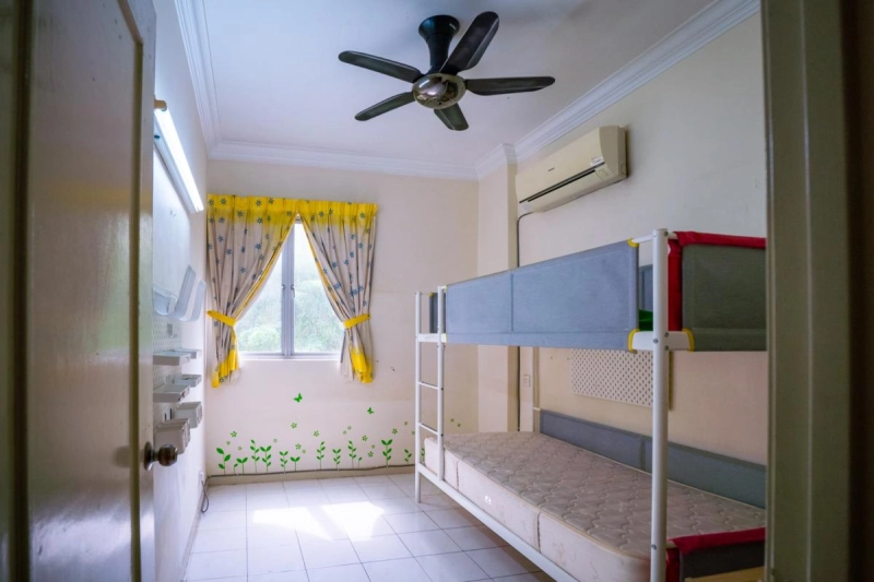 Villa Emas Condo - Swimming Pool View - Near Queensbay Mall