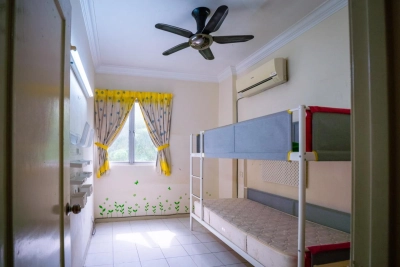 Villa Emas Condo - Swimming Pool View - Near Queensbay Mall