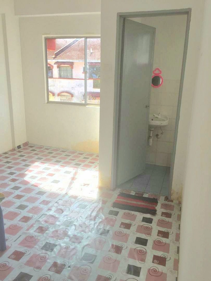 Flat Taman Setia Balakong with Balcony