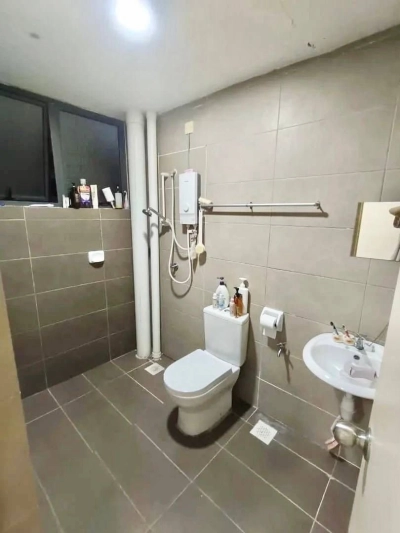 ARC @ Austin Hills 2-Bed Freehold UARC Austin Hills 🔥 全Austin唯一一间可以做到0头期的现成公寓 😍 走路下来就有 Pasar Pagi 还可以避开主要塞车路段 5分钟直接抵达Austin 南阳街 & Austin Height 💫  For Sale  📍ARC @ Austin Hill , Taman Daya , Jalan Sagu , Block B Low Floor nit – Below Bank Value RM300K