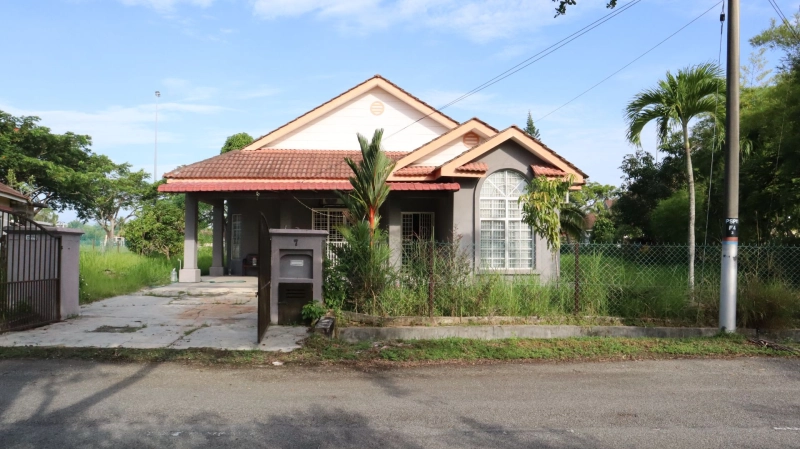 Single storey bungalow Pantai Sepang Putra
