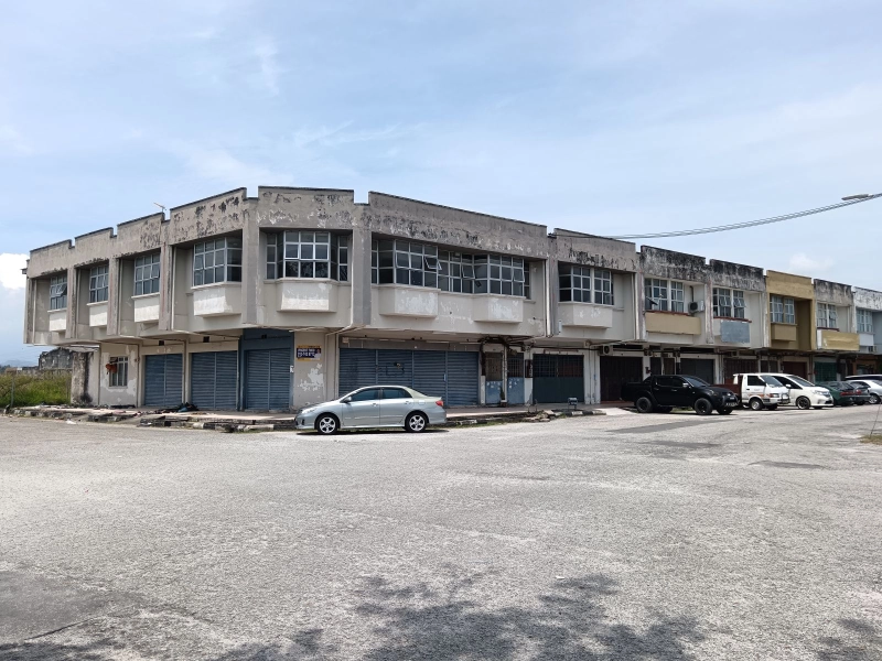 Big Corner Shop Lot FOR RENT