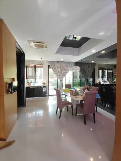 Corner unit Alila Homes 3 storey terrace