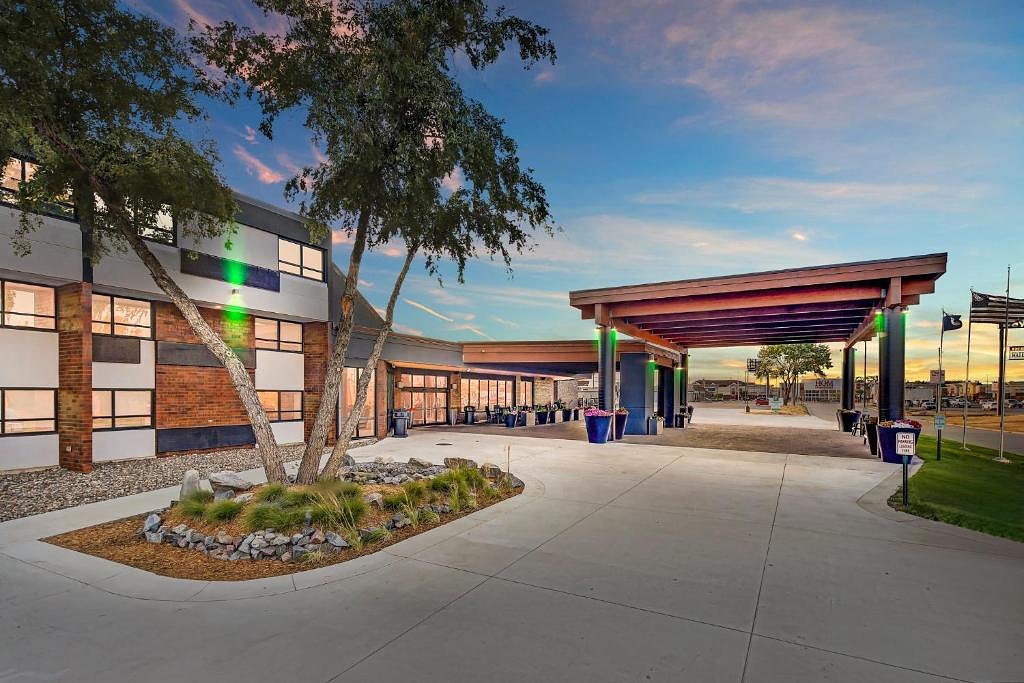《Holiday Inn & Suites St Cloud》– Real Guest Stories & Booking Info | HafH