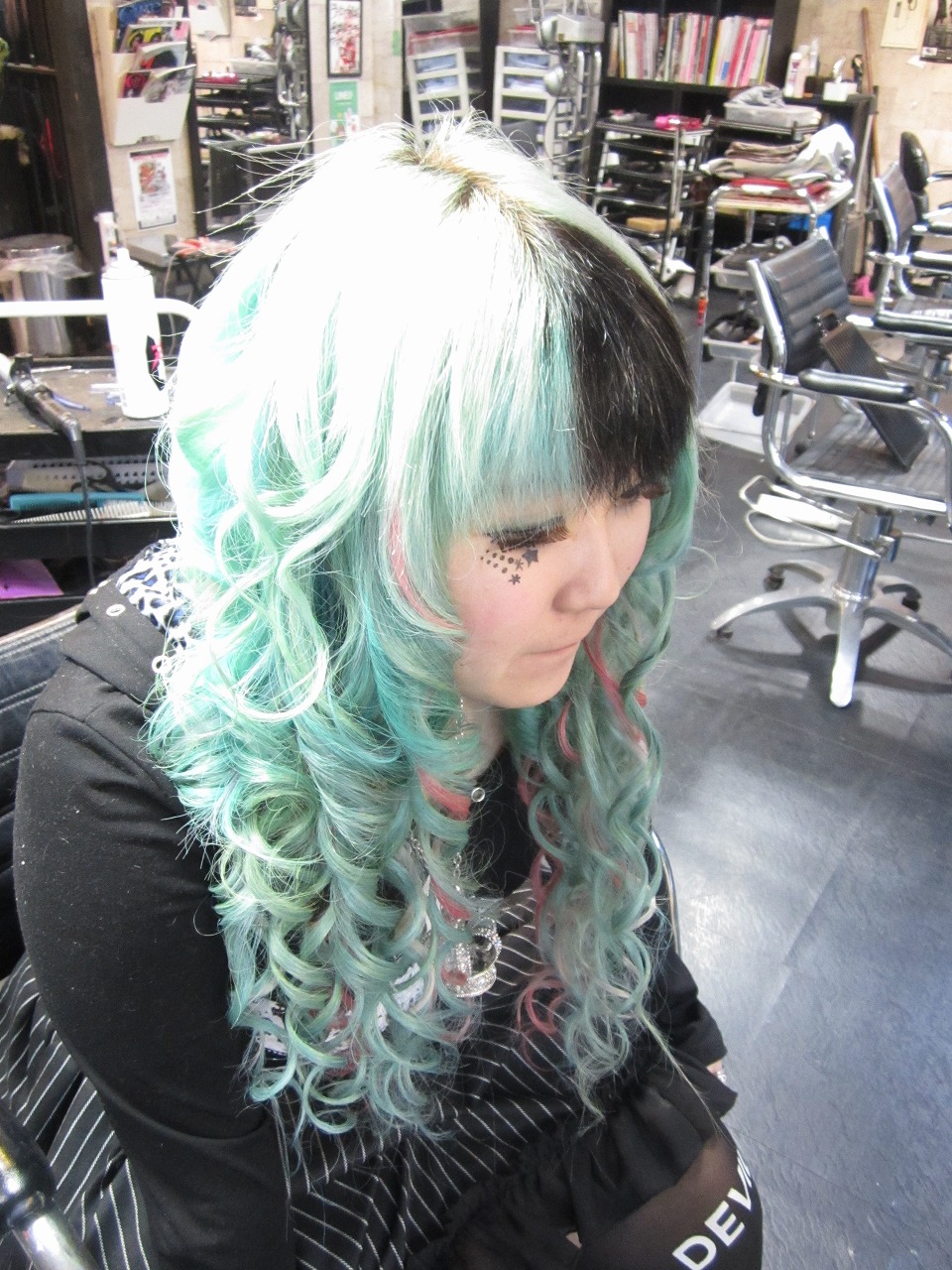 派手髪原色パステルミントグリーンヘアカラー Trick Storeのヘアスタイル ヘアログ