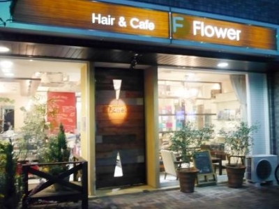 Hair&Cafe flower - 大きい木の扉が目印です