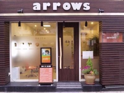 HAIR WORKS ARROWS - 木目を基調としたお店です。